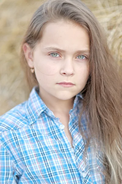 Porträt eines kleinen Mädchens im Sommer — Stockfoto