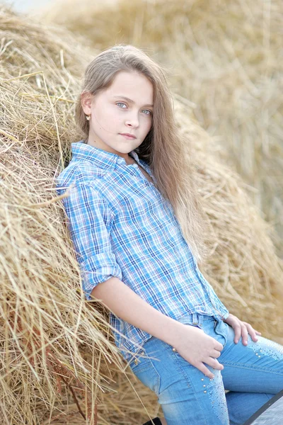 Portrét malé holčičky venku v létě — Stock fotografie