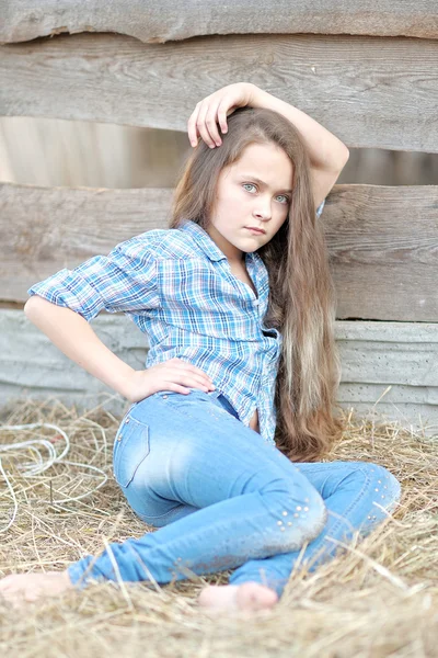 Retrato de niña al aire libre en verano — Foto de Stock