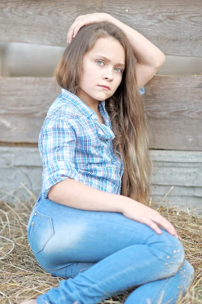 Portrait de petite fille en plein air en été — Photo