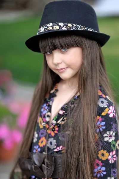 Portrait de petite fille en plein air en été — Photo