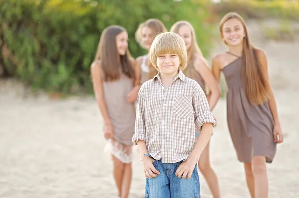 Portret van kinderen op het strand in de zomer — Stockfoto