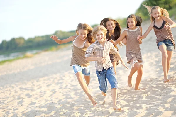 Porträtt av barn på stranden i sommar — Stockfoto