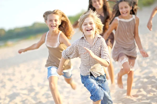 Porträtt av barn på stranden i sommar — Stockfoto