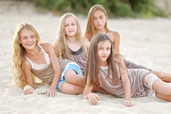 Portret van kinderen op het strand in de zomer — Stockfoto