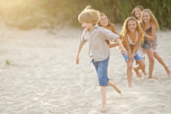 Portret van kinderen op het strand in de zomer — Stockfoto