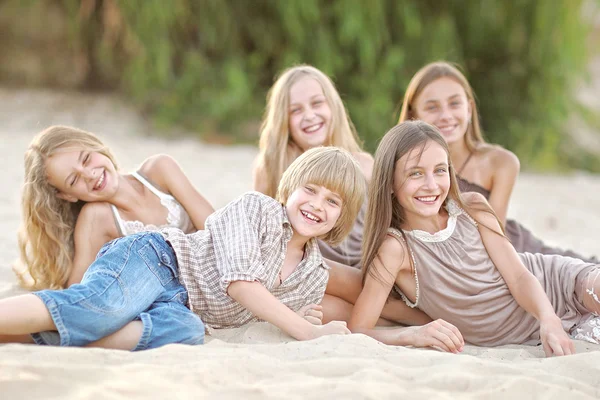 Portret dzieci na plaży latem — Zdjęcie stockowe