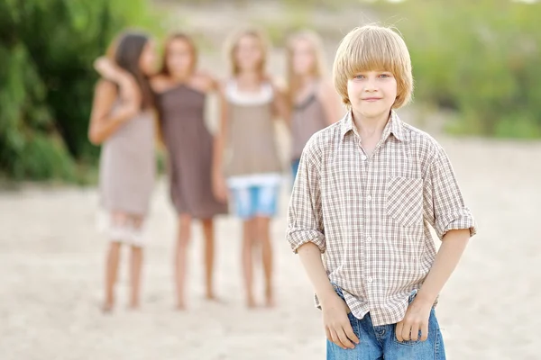 Retrato de niños en la playa en verano — Foto de Stock