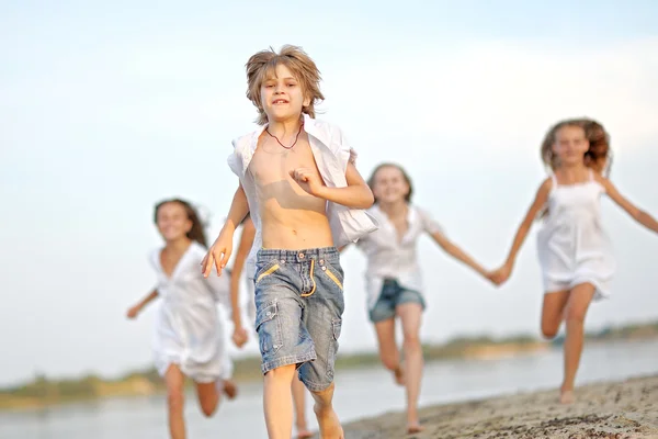 Ritratto di bambini sulla spiaggia in estate — Foto Stock