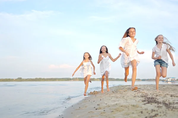 รูปภาพของเด็กบนชายหาดในฤดูร้อน — ภาพถ่ายสต็อก