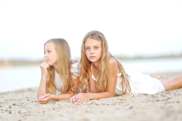 Ritratto di bambini sulla spiaggia in estate — Foto Stock