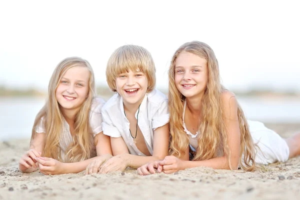 Portret dzieci na plaży latem — Zdjęcie stockowe