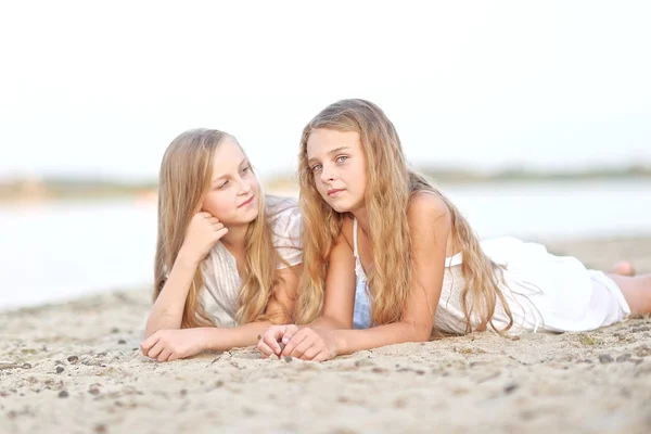 Ritratto di bambini sulla spiaggia in estate — Foto Stock