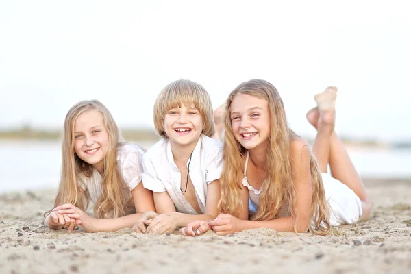 Ritratto di bambini sulla spiaggia in estate — Foto Stock