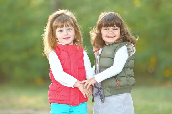 Portrait de deux filles dans les bois copines — Photo