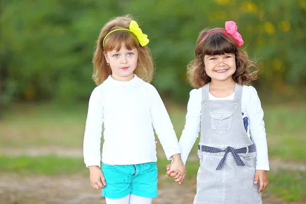 Portret van twee meisjes in de bossen vriendinnen — Stockfoto