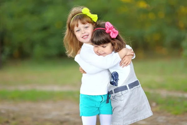 Portrait de deux filles dans les bois copines — Photo