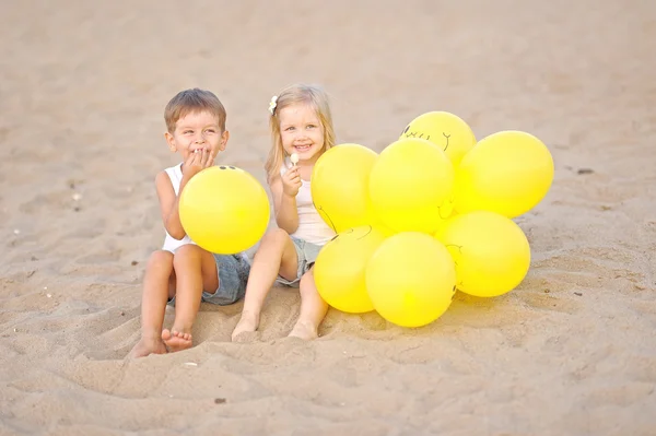 Portrait d'un garçon et d'une fille sur la plage en été — Photo