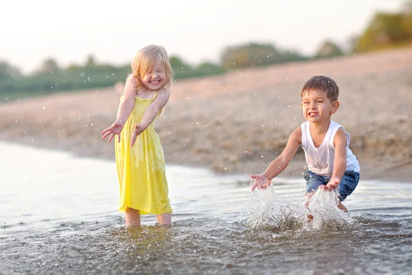 Retrato de un niño y una niña en la playa en verano — Foto de Stock