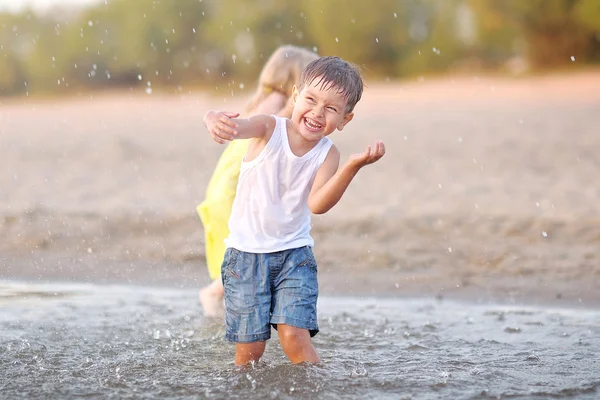 Retrato de un niño y una niña en la playa en verano — Foto de Stock