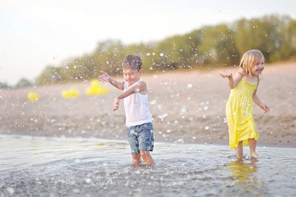 少年と夏のビーチでの少女の肖像画 — ストック写真