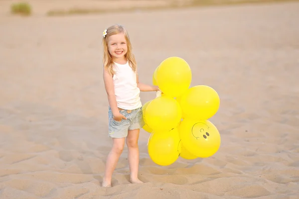 Portrait de petite fille en plein air en été — Photo