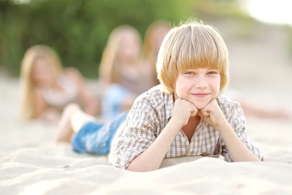 Kinderporträt am Strand im Sommer — Stockfoto