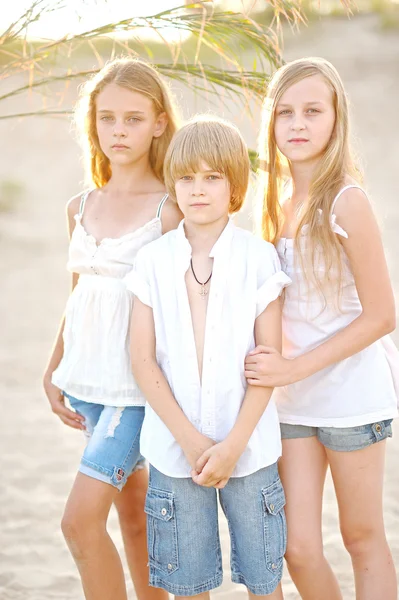 Portrait d'enfants sur la plage en été — Photo