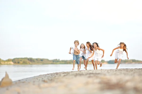 รูปภาพของเด็กบนชายหาดในฤดูร้อน — ภาพถ่ายสต็อก