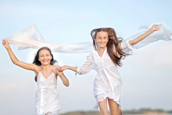Portret van twee meisjes op het strand — Stockfoto