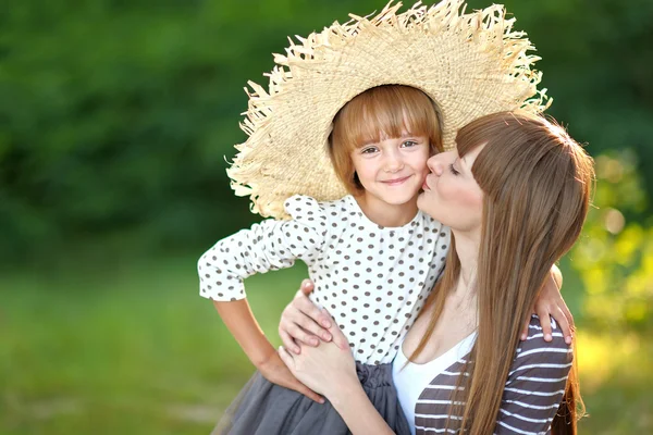 Porträtt av mor och dotter i naturen — Stockfoto