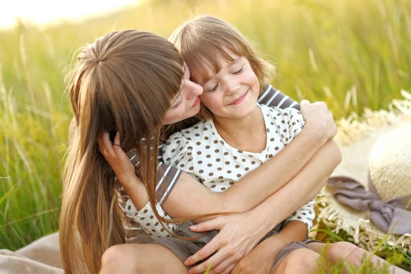 Retrato de mãe e filha na natureza — Fotografia de Stock