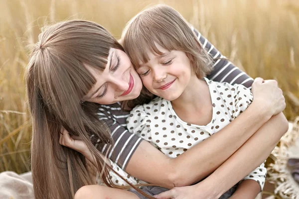 Retrato de madre e hija en la naturaleza —  Fotos de Stock