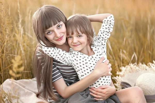 Ritratto di madre e figlia in natura — Foto Stock