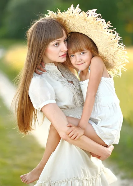 Retrato de madre e hija en la naturaleza — Foto de Stock