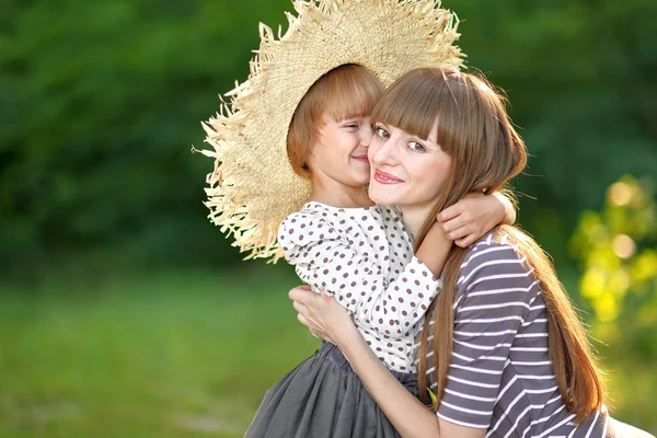 Portrait of mother and daughter in nature — Stock Photo, Image