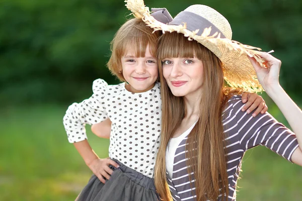 Portrait of mother and daughter in nature — Stock Photo, Image