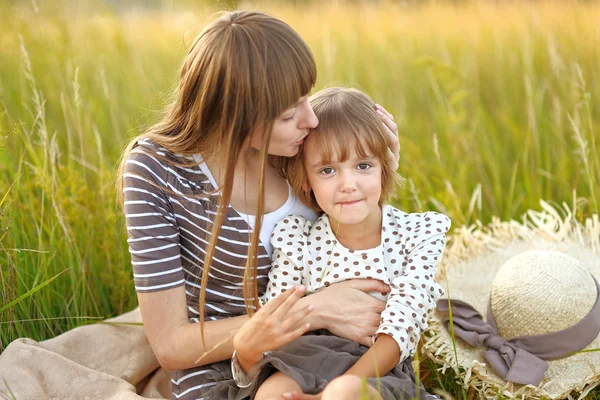 Porträtt av mor och dotter i naturen — Stockfoto