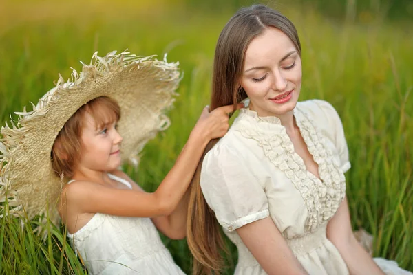 Portret matki i córki w przyrodzie — Zdjęcie stockowe