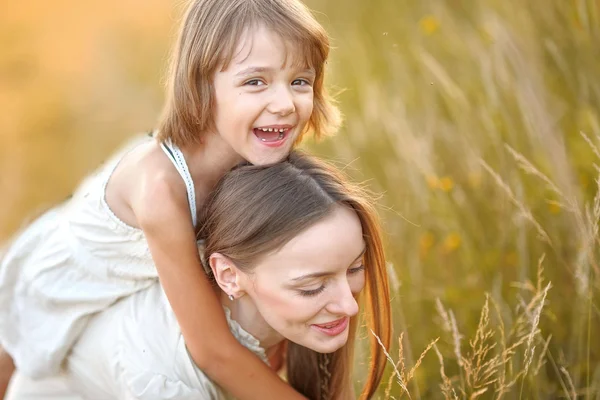 Portrait of mother and daughter in nature — Stock Photo, Image