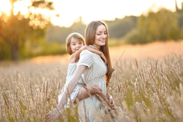 Portrait of mother and daughter in nature — Stock Photo, Image