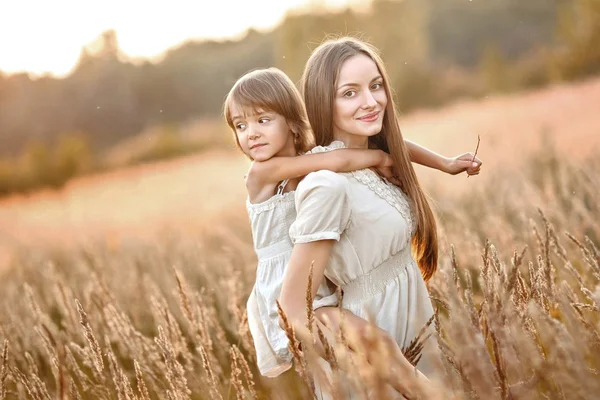 Retrato de madre e hija en la naturaleza — Foto de Stock