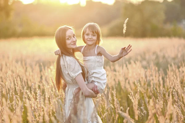 Porträtt av mor och dotter i naturen — Stockfoto