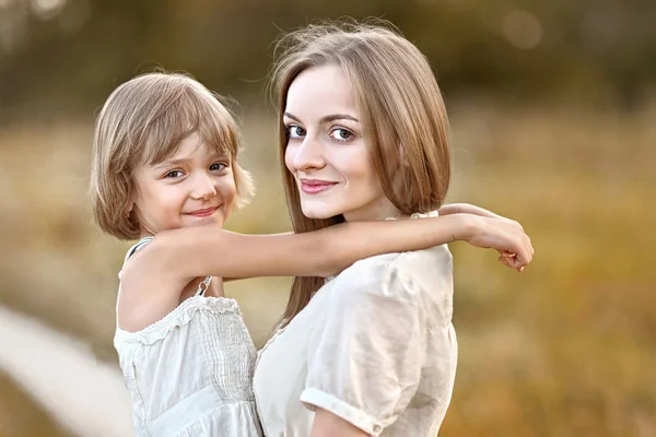 Portret van moeder en dochter in de natuur — Stockfoto