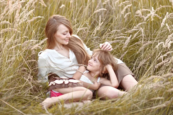 Portret van moeder en dochter in de natuur — Stockfoto