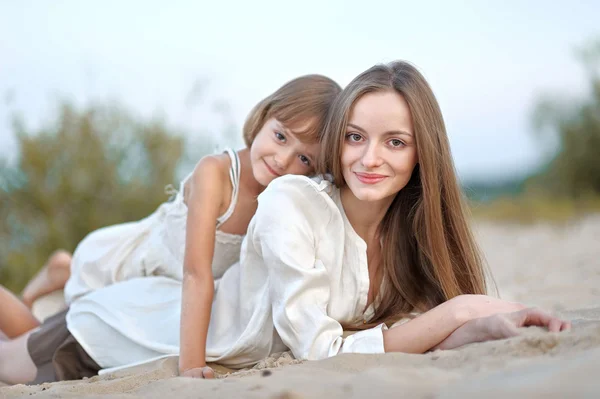 Porträtt av mor och dotter i naturen — Stockfoto