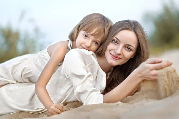 Retrato de mãe e filha na natureza — Fotografia de Stock