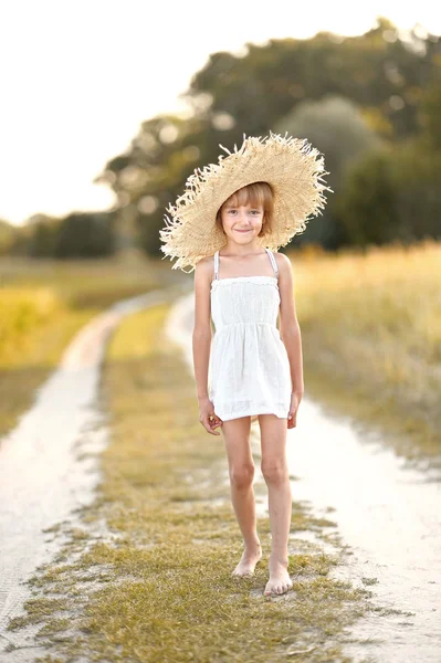 उन्हाळ्यात बाहेर एक लहान मुलगी पोर्ट्रेट — स्टॉक फोटो, इमेज