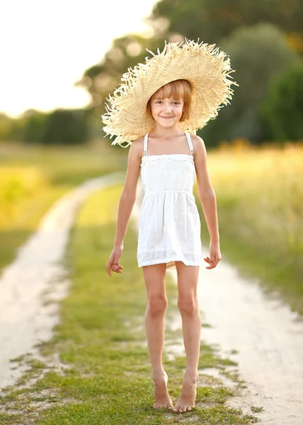 Portret van klein meisje buiten in de zomer — Stockfoto