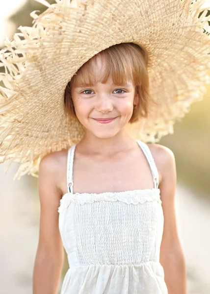 Portrait de petite fille en plein air en été — Photo